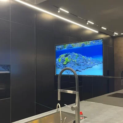 קיר מראה עם טלוויזיה באמצע במטבח